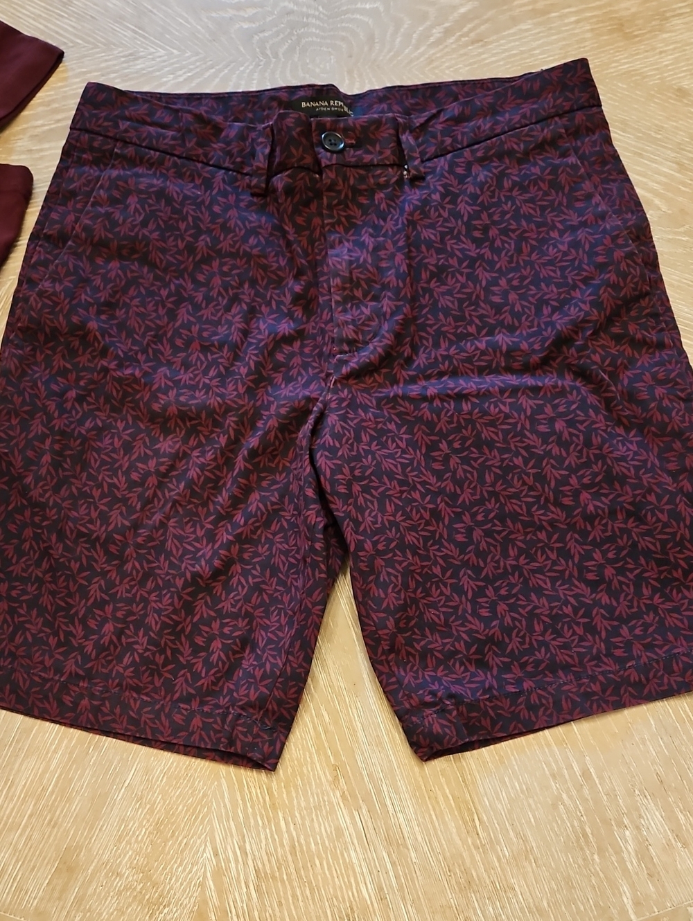 Banana Republic Men's Burgundy Leaf-Print Flat Front Shorts